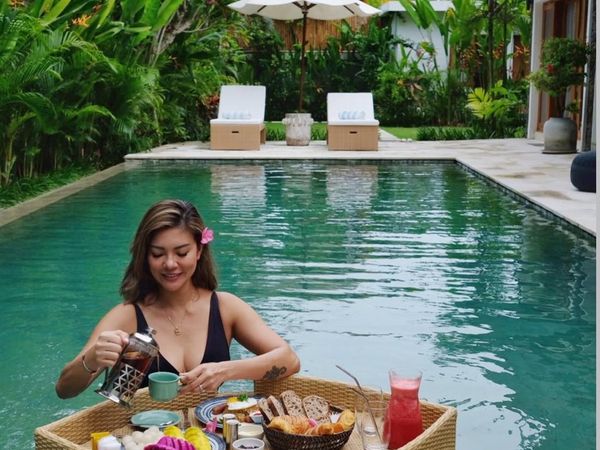 Keseruan Aline Adita Menikmat Floating Breakfast dan Es Krim di Bali