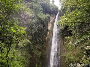 Mengunjungi Curug Sidoharjo Tersembunyi di Menoreh Kulon Progo