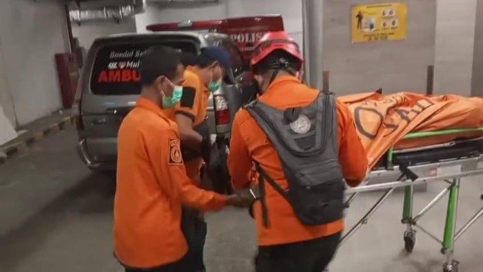 Evakuasi mayat lelaki yang jatuh di Tunjungan Plaza Surabaya. Lelaki Sulsel Gadai HP