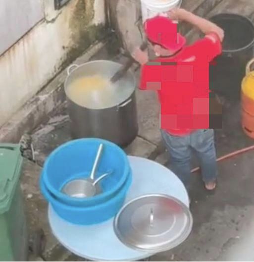 Gerai Mie Dicap Jorok karena Masaknya di Sebelah Sampah