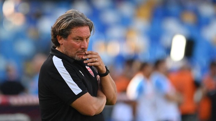 Monzas Italian coach Giovanni Stroppa looks on prior to the Italian Serie A football match between Napoli and Monza on August 21, 2022 at the Diego-Maradona stadium in Naples. (Photo by Alberto PIZZOLI / AFP)