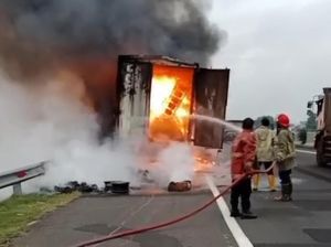 Truk Ekspedisi Terbakar di KM 221 Tol Kanci-Pejagan Truk Ekspedisi Terbakar di KM 221 Tol Kanci-Pejagan