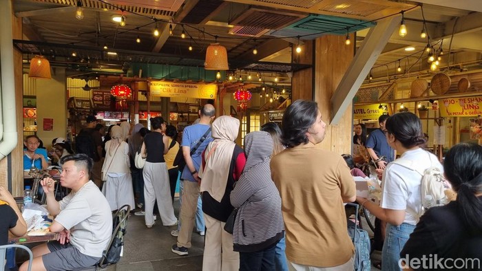 Kawasan pecinan Glodok, Jakarta Barat, ramai dikunjungi warga yang berburu kuliner viral (Taufiq S/detikcom)