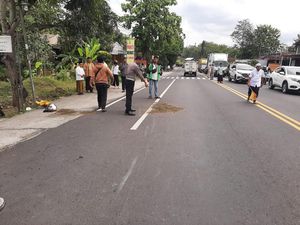 Wanita Tewas Tertabrak Usai Jatuh dari Motor di Jalan Jogja-Wates Sentolo Wanita Tewas Tertabrak Usai Jatuh dari Motor di Jalan Jogja-Wates Sentolo
