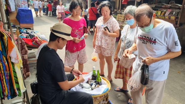 Kue mipan di Glodok diserbu warga saat long weekend hari ini (Taufik/detikcom)