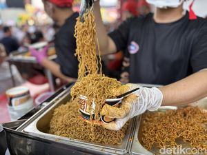 Potret Pengunjung PRJ 2025 Serbu Tenant Makanan Paling Viral