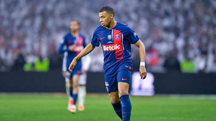 Kylian Mbappe LILLE, FRANCE - MAY 25: Kylian Mbappe of PSG controls the ball during the French Cup Final match between Paris Saint-Germain and Olympique Lyonnais at Stade Pierre Mauroy on May 25, 2024 in Lille, France. (Photo by Franco Arland/Getty Images)