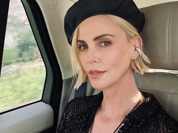 Saat Bintang Old Guard Charlize Theron Liburan