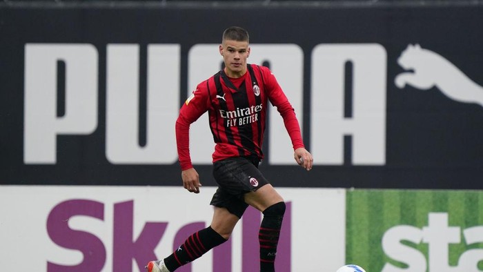 MILAN, ITALY - DECEMBER 04:  Milos Kerkez of AC Milan U19 in action during the match between AC Milan U19 and Spal U19 at Centro Sportivo Vismara on December 04, 2021 in Milan, Italy. (Photo by Pier Marco Tacca/AC Milan via Getty Images)