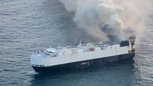 Terbakar 3 Minggu, Kapal Pembawa Mobil Listrik Akhirnya Tenggelam
