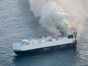 Terbakar 3 Minggu, Kapal Pembawa Mobil Listrik Akhirnya Tenggelam Terbakar 3 Minggu, Kapal Pembawa Mobil Listrik Akhirnya Tenggelam