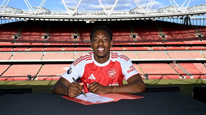 LONDON, ENGLAND - JUNE 26: Myles Lewis-Skelly signs a new long term contract for Arsenal FC at Emirates Stadium on June 26, 2025 in London, England.  (Photo by Stuart MacFarlane/Arsenal FC via Getty Images)