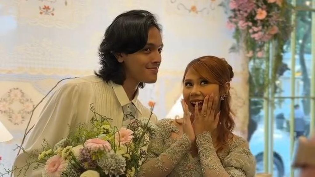 Momen Lamaran Nadin Amizah dan Faishal Tanjung, Anggun dengan Kebaya Vintage Momen Lamaran Nadin Amizah dan Faishal Tanjung, Anggun dengan Kebaya Vintage