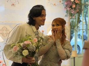 Momen Lamaran Nadin Amizah dan Faishal Tanjung, Anggun dengan Kebaya Vintage Momen Lamaran Nadin Amizah dan Faishal Tanjung, Anggun dengan Kebaya Vintage