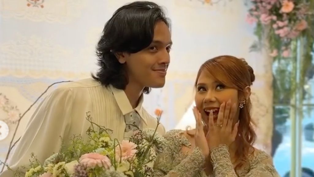 7 Foto Lamaran Nadin Amizah dan Faishal Tanjung, Pakai Kebaya Vintage Unik 7 Foto Lamaran Nadin Amizah dan Faishal Tanjung, Pakai Kebaya Vintage Unik