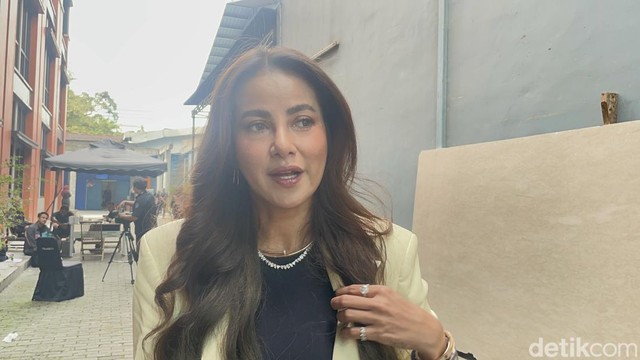 Berita Viral Selebriti dari InsertLive : Olla Ramlan Rela Banting Tulang Demi Belikan Anak-Anaknya Rumah