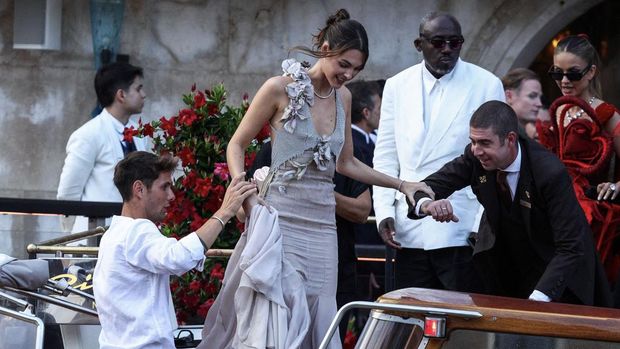 Vittoria Ceretti boards a boat, ahead of the anticipated wedding of Amazon founder Jeff Bezos and journalist Lauren Sanchez in Venice, Italy, June 26, 2025. REUTERS/Guglielmo Mangiapane