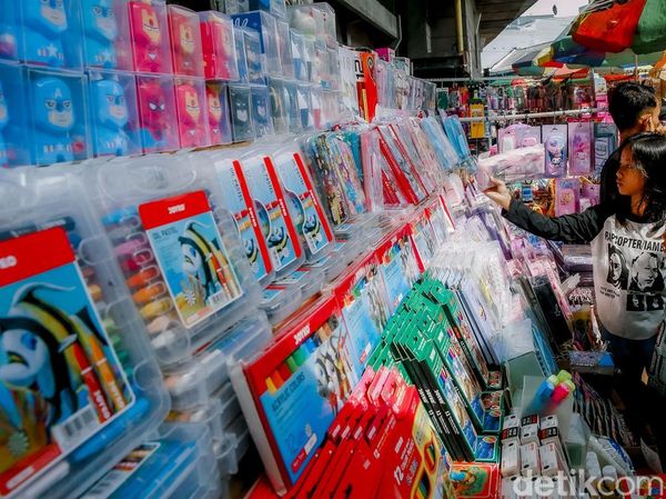 Perlengkapan Sekolah Harga Miring, Pasar Asemka Diserbu Warga