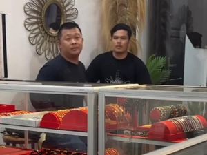 Viral Pria Mengaku Anggota BIN Datangi Toko Emas di Johor, Diduga Pamer Pistol Viral Pria Mengaku Anggota BIN Datangi Toko Emas di Johor, Diduga Pamer Pistol
