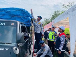 Puluhan Kendaraan ODOL Lintasi Jalan Tol Trans Sumatera Ditindak Puluhan Kendaraan ODOL Lintasi Jalan Tol Trans Sumatera Ditindak