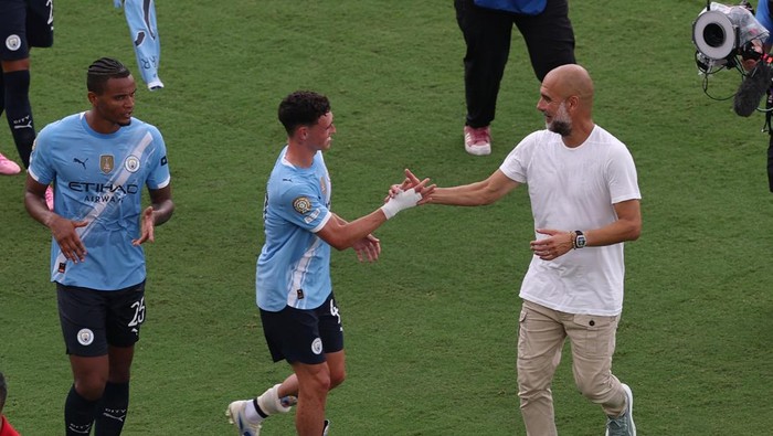 Soccer Football - FIFA Club World Cup - Group G - Juventus v Manchester City - Camping World Stadium, Orlando, Florida, U.S. - June 26, 2025 Manchester Citys Phil Foden, Manchester Citys Manuel Akanji and Manchester City manager Pep Guardiola celebrate after the match REUTERS/Amanda Perobelli