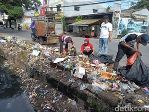 Petugas Mulai Bersihkan Sampah Meluber ke Got di Jalan Mallengkeri Makassar Petugas Mulai Bersihkan Sampah Meluber ke Got di Jalan Mallengkeri Makassar