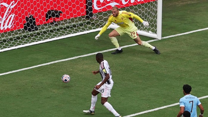 Pierre Kalulu Soccer Football - FIFA Club World Cup - Group G - Juventus v Manchester City - Camping World Stadium, Orlando, Florida, U.S. - June 26, 2025 Juventus Pierre Kalulu scores an own goal and Manchester Citys second REUTERS/Amanda Perobelli