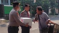 Polda Metro Berbagi Sembako ke Pemulung-Tunawisma Sambut HUT Bhayangkara