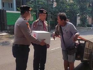 Polda Metro Berbagi Sembako ke Pemulung-Tunawisma Sambut HUT Bhayangkara