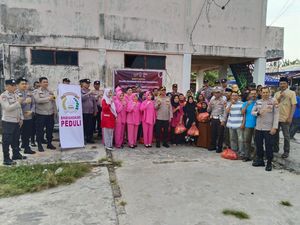 Tebar Kebaikan di HUT Bhayangkara, Polisi di Pekanbaru Bagikan Sembako-Pohon