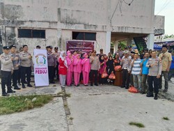 Tebar Kebaikan di HUT Bhayangkara, Polisi di Pekanbaru Bagikan Sembako-Pohon