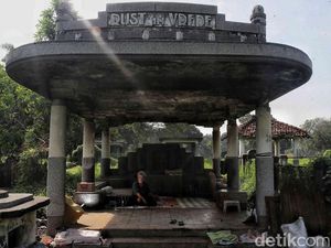 Cerita Nenek Ira Rela Berebut Makam dengan Pemulung demi Tempat Tinggal Cerita Nenek Ira Rela Berebut Makam dengan Pemulung demi Tempat Tinggal
