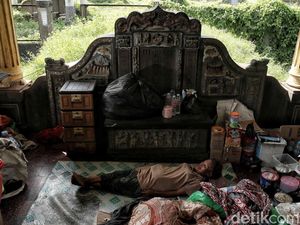 Tinggal di Atas Nisan Kuburan, Nenek Ira Akrab dengan Ular dan Setan Tinggal di Atas Nisan Kuburan, Nenek Ira Akrab dengan Ular dan Setan