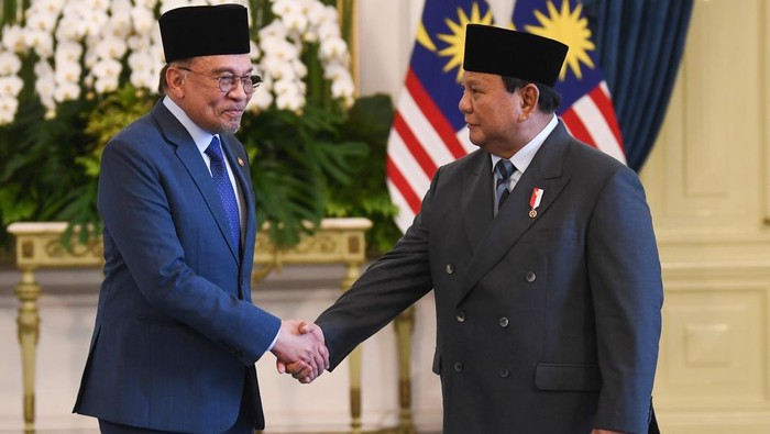 Presiden Prabowo Subianto (kanan) berjabat tangan dengan Perdana Menteri Malaysia Anwar Ibrahim (kiri) sebelum pertemuan bilateral di Istana Merdeka, Jakarta, Jumat (27/6/2025). Kunjungan kenegaraan PM Malaysia Anwar Ibrahim di Istana Kepresidenan Jakarta tersebut untuk membahas hubungan bilateral, tindak lanjut dari sejumlah agenda ASEAN di Kuala Lumpur beberapa waktu lalu, serta bertukar pandangan soal dinamika kawasan dan global yang menjadi perhatian bersama. ANTARA FOTO/Galih Pradipta/app/nym.