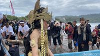 Potret Sakralnya Prosesi Hajat Laut di Pangandaran