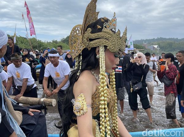 Potret Sakralnya Prosesi Hajat Laut di Pangandaran