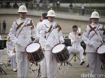 Atraksi Royal Marines Band Hibur Pengunjung Lapangan Banteng