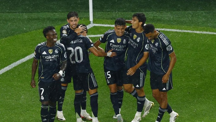 Soccer Football - FIFA Club World Cup - Group H - RB Salzburg v Real Madrid - Lincoln Financial Field, Philadelphia, Pennsylvania, U.S. - June 26, 2025 Real Madrids Federico Valverde celebrates scoring their second goal with teammates REUTERS/Susana Vera