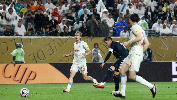 Soccer Football - FIFA Club World Cup - Group H - RB Salzburg v Real Madrid - Lincoln Financial Field, Philadelphia, Pennsylvania, U.S. - June 26, 2025 Real Madrid's Federico Valverde scores their second goal REUTERS/Lee Smith