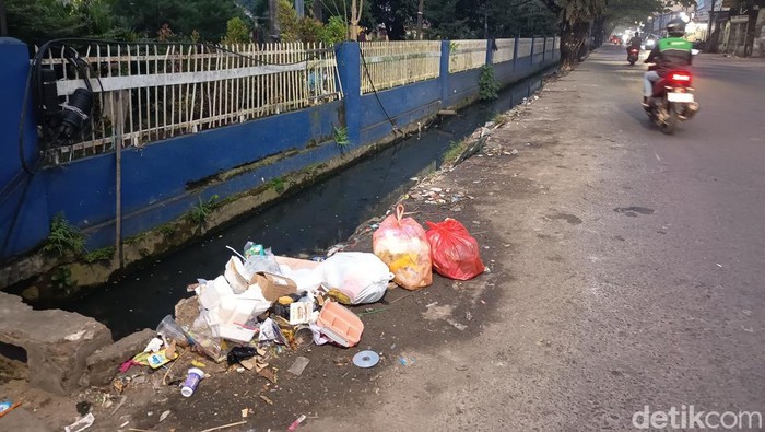 Sampah kembali menumpuk di pundak Jalan Mallengkeri Makassar, padahal belum hingga sehari sesudah dibersihkan.