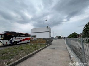Pria Bersimbah Darah di Terminal Arjosari Malang Diduga Anggota TNI Pria Bersimbah Darah di Terminal Arjosari Malang Diduga Anggota TNI