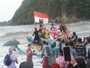 Petik Laut Lampon, Tradisi Ungkapan Syukur Nelayan Banyuwangi Petik Laut Lampon, Tradisi Ungkapan Syukur Nelayan Banyuwangi