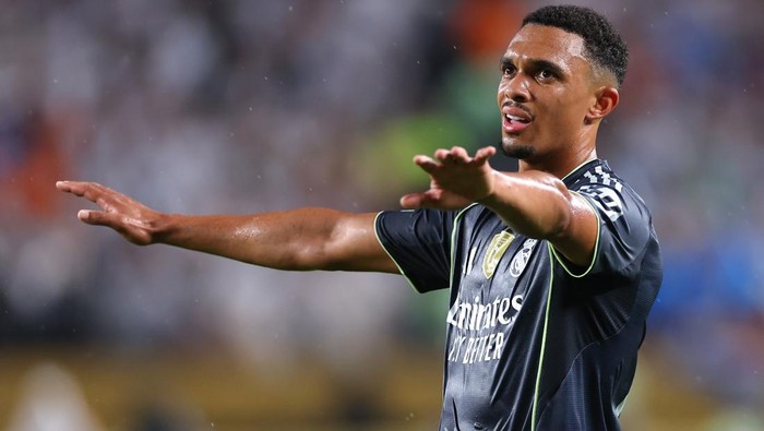trent alexander-arnold real madrid rb salzburg vs real madrid piala dunia antaraklub 2025 PHILADELPHIA, PENNSYLVANIA - JUNE 26: Trent Alexander-Arnold of Real Madrid during the FIFA Club World Cup 2025 group H match between FC Red Bull Salzburg and Real Madrid CF at Lincoln Financial Field on June 26, 2025 in Philadelphia, Pennsylvania. (Photo by Robbie Jay Barratt - AMA/Getty Images)