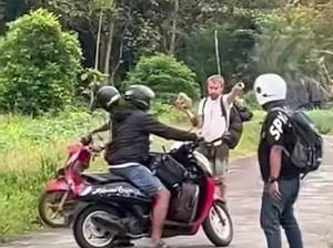 Turis Polandia Ancam Serang Warga Pakai Batu di Maros gegara Diteriaki Gila Turis Polandia Ancam Serang Warga Pakai Batu di Maros gegara Diteriaki Gila