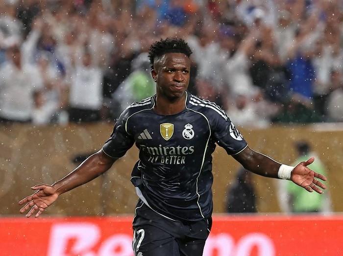 Real Madrid's Brazilian forward #07 Vinicius Junior celebrates scoring his team's first goal during the FIFA Club World Cup 2025 Group H football match between Austria's FC Salzburg and Spain's Real Madrid at Lincoln Financial Field Stadium in Philadelphia on June 26, 2025. (Photo by FRANCK FIFE / AFP)