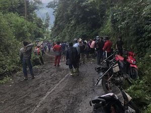 Jalan Penghubung 5 Desa di Pinrang Rusak Parah, Warga Patungan Perbaiki Jalan Penghubung 5 Desa di Pinrang Rusak Parah, Warga Patungan Perbaiki