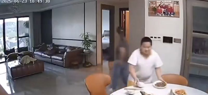 Yang Penting Kenyang! Bocah Sempat Balik Buat Makan Nasi Saat Gempa