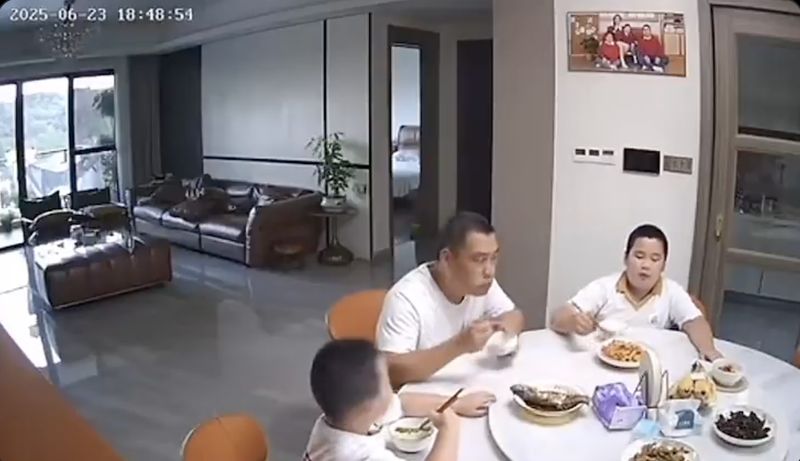 Yang Penting Kenyang! Bocah Sempat Balik Buat Makan Nasi Saat Gempa