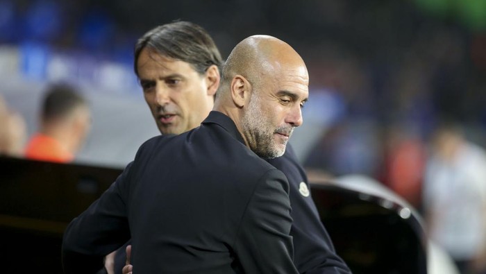 ISTANBUL, TURKEY - JUNE 10: head coach Simone Inzaghi of FC Internazionale and head coach Pep Guardiola of Manchester City greet each other prior to the UEFA Champions League 2022/23 final match between FC Internazionale and Manchester City FC at Ataturk Olympic Stadium on June 10, 2023 in Istanbul, Turkey. (Photo by Ahmad Mora/DeFodi Images via Getty Images)