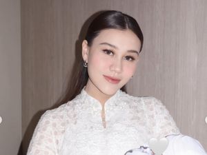 Gaya Aaliyah Massaid Gendong Baby Arash saat Aqiqah, Pancarkan Aura Keibuan Gaya Aaliyah Massaid Gendong Baby Arash saat Aqiqah, Pancarkan Aura Keibuan